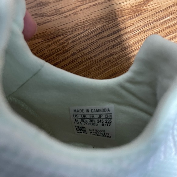 Adidas sneakers in mint green size 6US - Picture 4 of 7